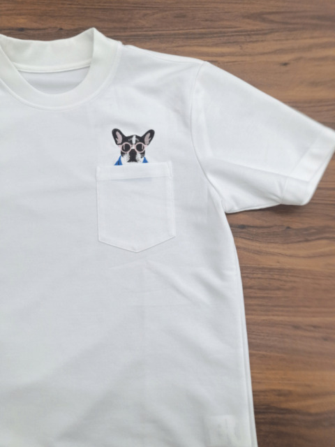スーツ屋がデザインしたオフィスカジュアルＴシャツ/ポケットから顔を出すフレンチブルドック刺繍/快適！きちんと！オフィスでも活躍する機能Ｔシャツ